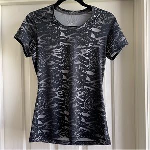 Under Armour HeatGear Black Animal Print Short Sleeve Active Top Women’s Small